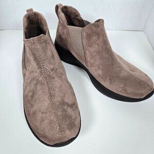 Earth Origins Beige Pull On Women's Shoes Size 8